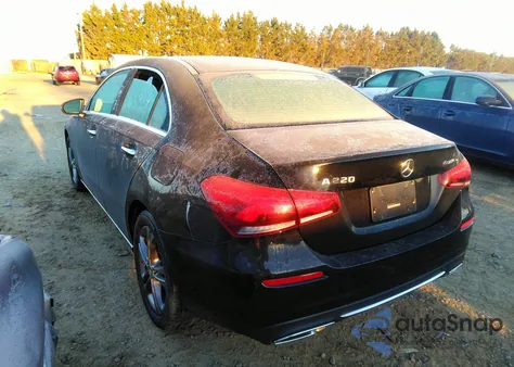 2020 Mercedes-Benz A-Class A 220 z USA, uszkodzony, nr VIN W1K3G4FB4LJ209643